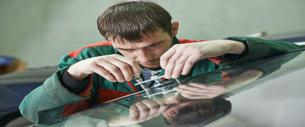 When Should a Damaged Automobile Glass Be Replaced?
